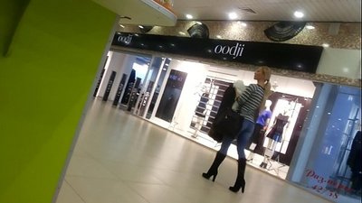 ಸೂಪರ್ಮಾರ್ಕೆಟ್ನಲ್ಲಿ ಕೂಲ್ ಮರಿಯನ್ನು.